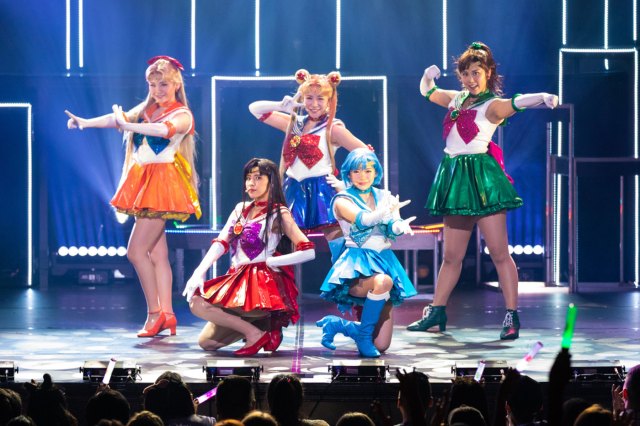 Cinq interprètes sur scène déguisés en personnages de la série Anime de la jolie Guardian Sailor Moon