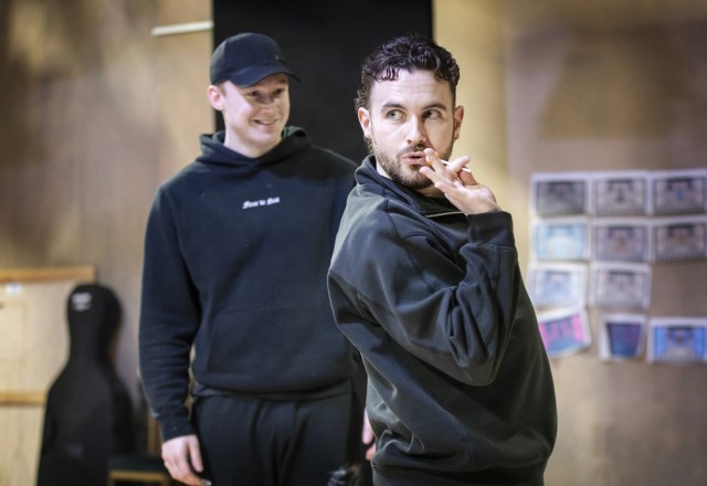 Joe Simmons (Greg, arrière-plan) et Luke Conner Hall (Blaine) en répétitions Pamela Raith