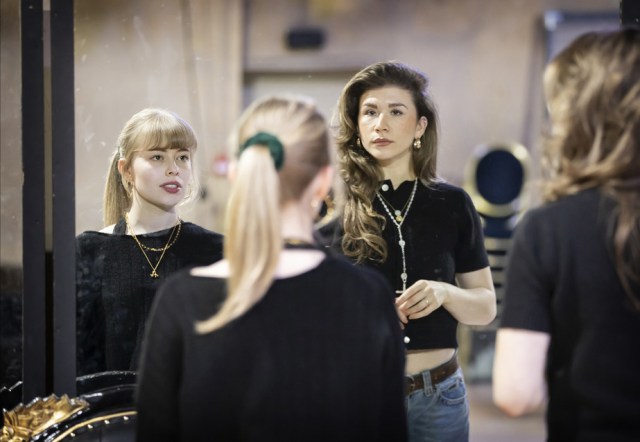 Abbie Budden (Annette) et Nic Myers (Kathryn) dans les répétitions Pamela Raith