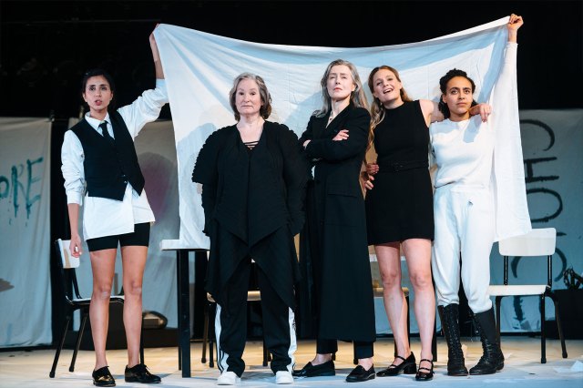 Cinq actrices d'âges variables se tenaient côte à côte sur scène devant un grand tissu blanc