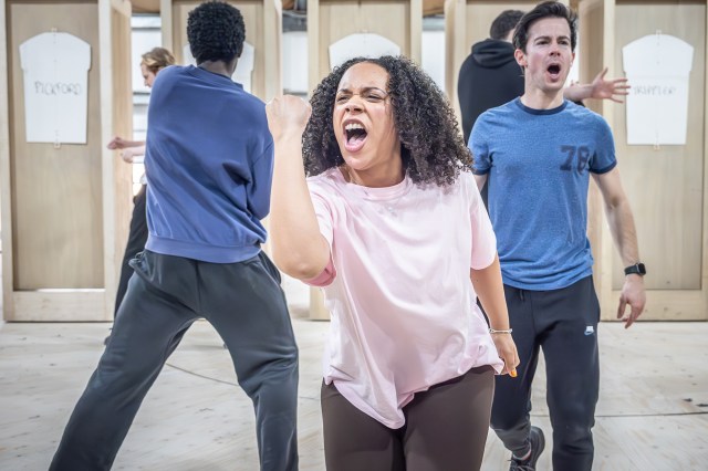 Ellouise Shakespeare Hart (Ensemble) et Philip Labey (Ensemble) en répétitions pour chère Angleterre (2025) au National Theatre (c) Marc Brenner 3756