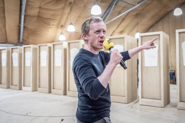 Gunnar Cauthery (Gary Lineker) en répétitions pour Dear Angleterre (2025) au National Theatre (C) Marc Brenner 5093
