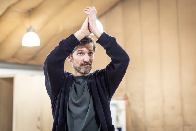 Gwilym Lee (Gareth Southgate) en répétitions pour chère Angleterre (2025) au National Theatre (c) Marc Brenner 1107