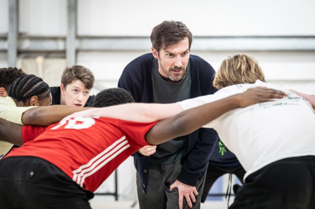 Josh Barrow (Jordan Pickford) et Gwilym Lee (Gareth Southgate) en répétitions pour chère Angleterre (2025) au National Theatre (c) Marc Brenner 1161