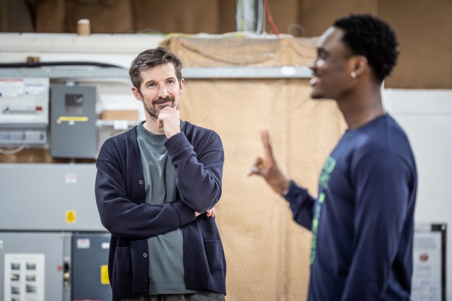 Gwilym Lee (Gareth Southgate) et Tane Siah (Bukayo Saka) en répétitions pour chère Angleterre (2025) au National Theatre (c) Marc Brenner 565