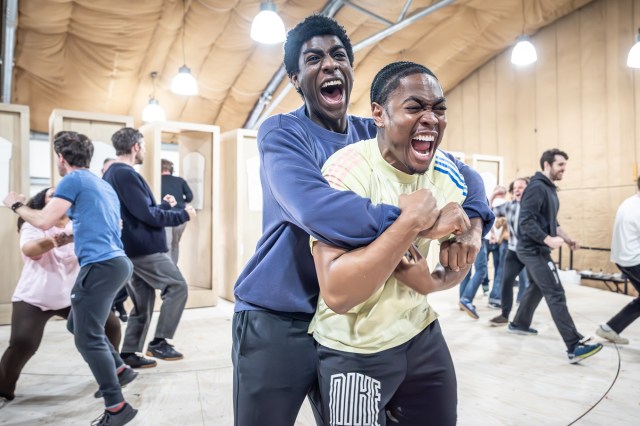 Jude Carmichael (Marcus Rashford) et Gamba Cole (Raheem Sterling) en répétitions pour chère Angleterre (2025) au National Theatre (c) Marc Brenner 5050