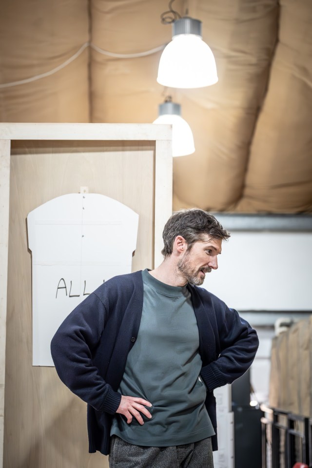 Gwilym Lee (Gareth Southgate) en répétitions pour chère Angleterre (2025) au National Theatre (c) Marc Brenner 219