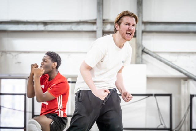 Jass Beki (Ensemble) et Ryan Whittle (Harry Kane) en répétitions pour Dear Angleterre (2025) au National Theatre (C) Marc Brenner 874