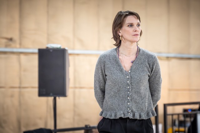 Liz White (Pippa Grange) en répétitions pour Dear Angleterre (2025) au National Theatre (C) Marc Brenner 530