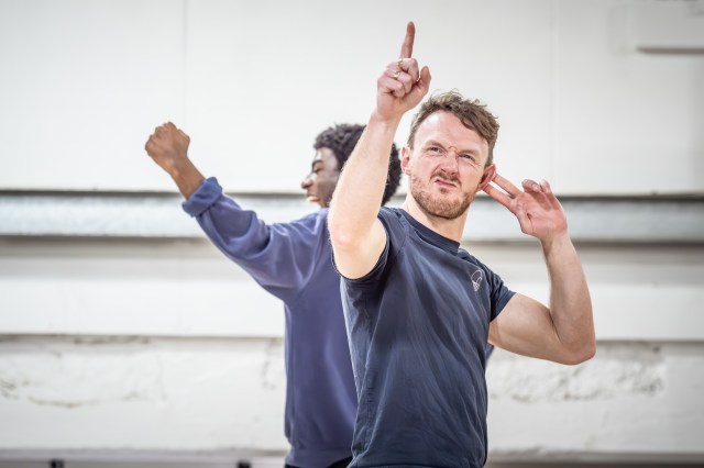 Jude Carmichael (Marcus Rashford) et Joshua Hill (Jordan Henderson) en répétitions pour chère Angleterre (2025) au National Theatre (c) Marc Brenner 888