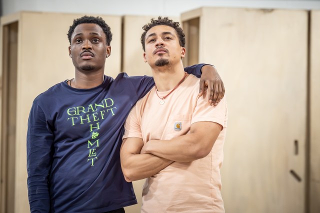 Tane Siah (Bukayo Saka) et Kadell Herida (Keiran Trippier) en répétitions pour chère Angleterre (2025) au National Theatre (c) Marc Brenner 954