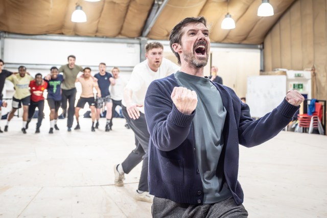 Tom Lane (Eric Dier) et Gwilym Lee (Gareth Southgate) en répétitions pour Dear Angleterre (2025) au National Theatre (C) Marc Brenner 9470