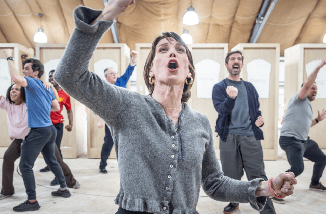 Ellouise Shakespeare-Hart (Ensemble), Tony Turner (Greg Dyke), Liz White (Pippa Grange), Gwilym Lee (Gareth Southgate) et Will Harrison-Wallace (Ensemble) en répétitions pour la chère Angleterre (2025) au National Theatre, © Marc Brenner