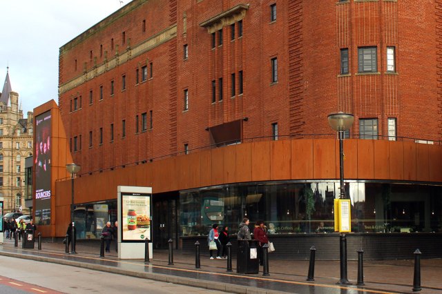 Liverpool Royal Court, © Rodhullandemu, CC BY-SA 4.0 , via Wikimedia Commons