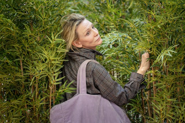 Cate Blanchett between a group of bushes