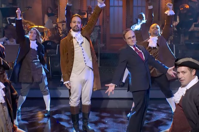 Lin-Manuel Miiranda, Kate McKinnon, and the company, © SNL