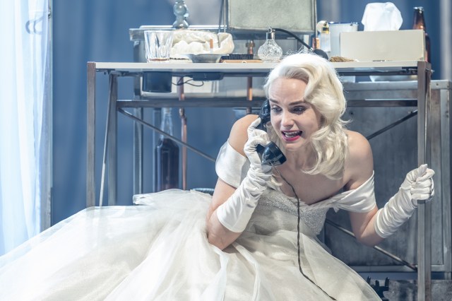 4810 Joanna Vanderham (Blanche) dans un tramway nommé désir. Photo de Marc Brenner.