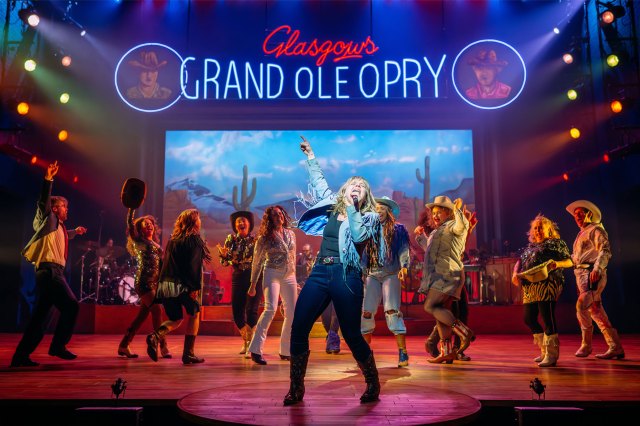 Une actrice, habillée en chanteuse country n western lors d'une scène de Hoedown