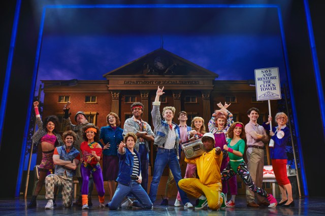Retour vers le futur la comédie musicale. Caden Brauch (Marty McFly) et compagnie. Photo de Matt Crockett (1)