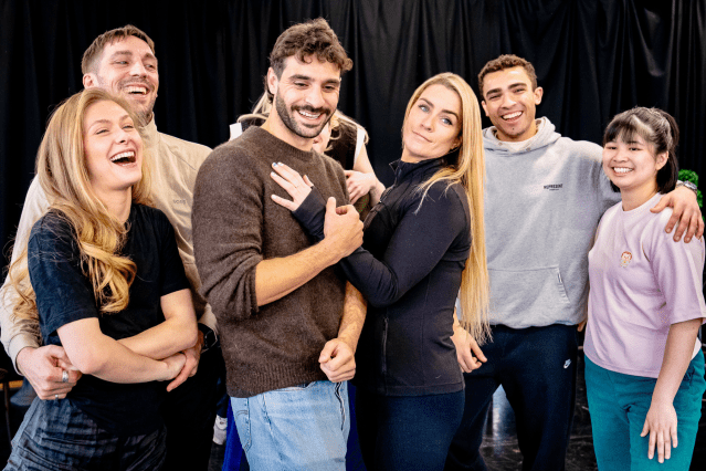 Austenland Musical in Repearsals - Regardez une performance de Lucie Jones et de la distribution