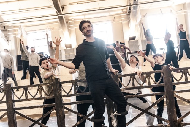 Oliver Tompsett (centre) avec casting, un conte de chevalier les répétitions musicales, le crédit Danny Kaan