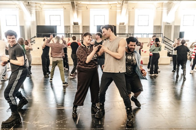 Eva Scott, Andrew Coshan (Centre) avec Cast, A Knight's Tale the Musical Repensals, Credit Danny Kaan