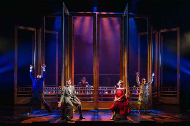 Un groupe d'acteurs sur scène dans un cadre d'espionnage