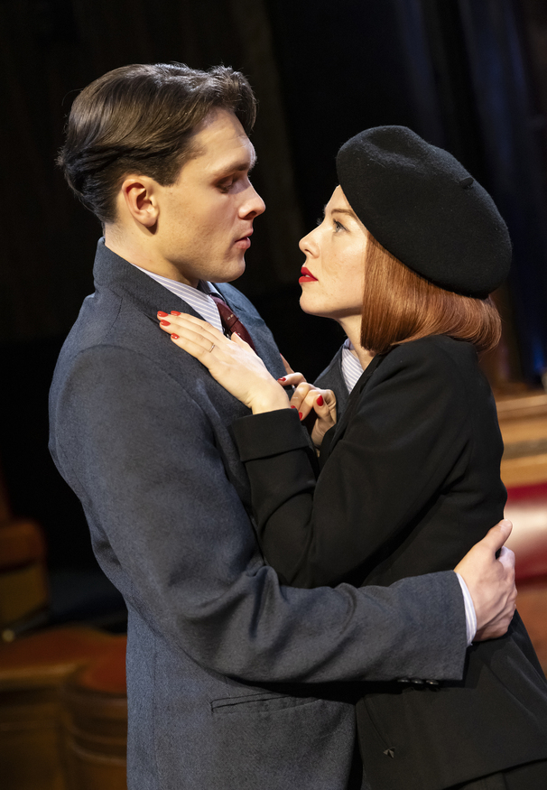 Harry Chandler (Vole Leonard) et Charlotte Beaumont (vole Romaine) en témoigne de l'accusation, © Pamela Raith