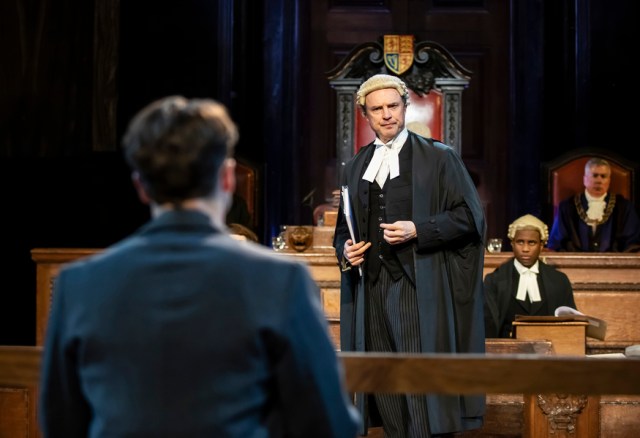 Jonathan Firth (Sir Wilfrid Robarts QC) et Paulo Vieira (greffier de la Cour) en témoignage pour l'accusation, © Pamela Raith