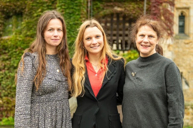 Rebecca Night, Eliane Astor de Merde et Roxana Silbert à Hever Castle, © Daniel Watson