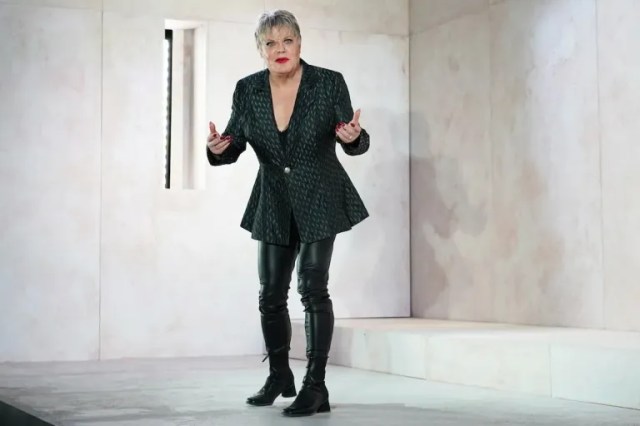 Le hameau solo d'Eddie Izzard pour visiter le Royaume-Uni