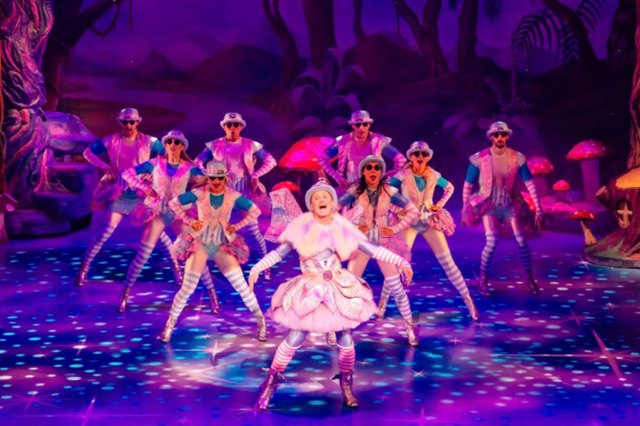 Darren Brownlie and the cast of Peter Pan, © Danny Kaan