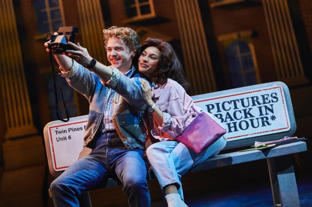 Retour vers le futur la comédie musicale. Caden Brauch (Marty McFly) et Talia Palamathanan (Jennifer Parker). Photo de Matt Crockett (2)