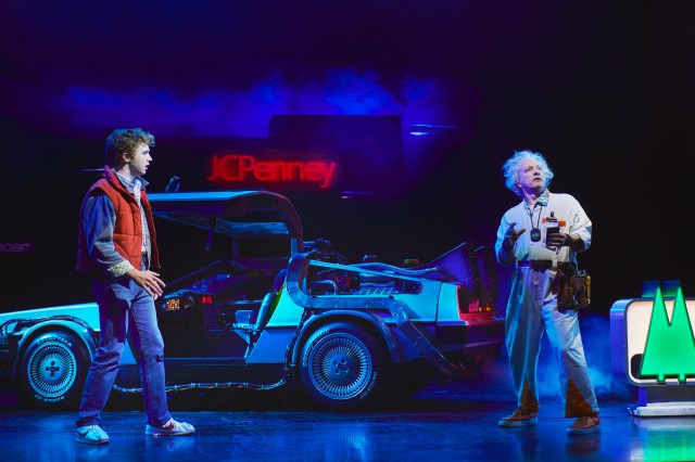 Retour vers le futur la comédie musicale. Caden Brauch (Marty McFly) et Cory English (Doc Brown). Photo de Matt Crockett