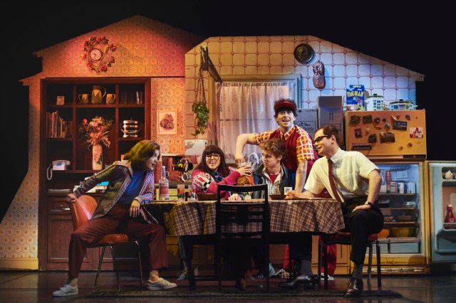 Retour vers le futur la comédie musicale. Sarah Goggin (Lorraine Baines), Patricia Wilkins (Linda McFly), Caden Brauch (Marty McFly), Liam McHugh (Dave McFly) et Orlando Gibbs (George McFly). Photo de Matt Crockett