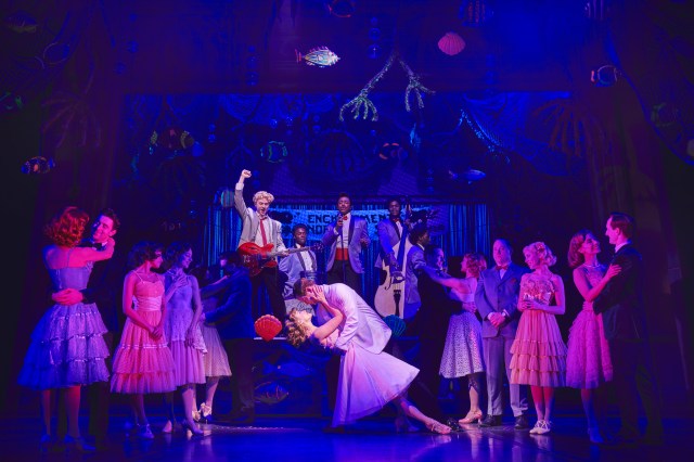 Retour vers le futur la comédie musicale. Sarah Goggin (Lorraine Baines), Orlando Gibbs (George McFly) et compagnie. Photo de Matt Crockett