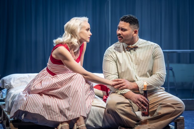 2579 Joanna Vanderham (Blanche) et Tayla Kovacevic Ebong (Mitch) dans un tramway nommé désir. Photo de Marc Brenner.
