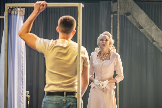 500 Jake Dunn (Stanley) et Joanna Vanderham (Blanche) dans un tramway nommé désir. Photo de Marc Brenner.