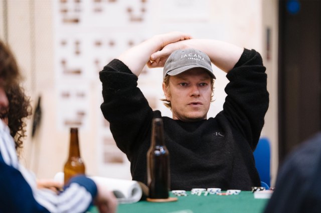 Alfie Allen en répétitions pour le choix du concessionnaire