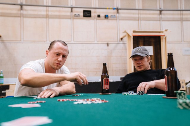 Theo Barklem-Biggs et Alfie Allen en répétitions pour le choix du concessionnaire