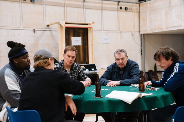 Hammed Animashaun, Alfie Allen, Daniel Lapaine, Brendan Coyle et Kasper Hilton-Hille en répétitions pour le choix du concessionnaire