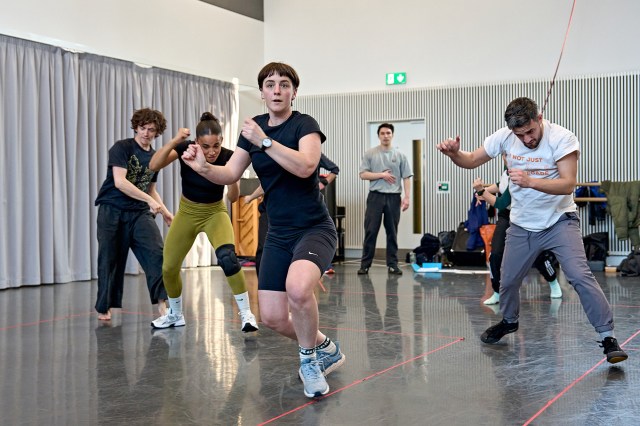 Samuel Blenkin, Romaya Weaver, Alby Baldwin, Brandon Grace et Felipe Pacheco en répétition pour Hamlet Hail au voleur