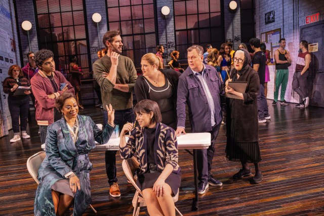 Nicholas Matos (Scott), Jacqueline B. Arnold (Anita), John Behlmann (Jerry), Krysta Rodriguez (Tracy), Bella Coppola (Chloé), Brooks Ashmanskas (Nigel) et Kristine Nielsen (Susan Proctor) In Smash, © Matthew Murphy 