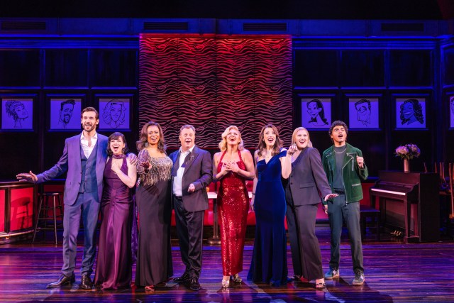 ) John Behlmann (Jerry), Krysta Rodriguez (Tracy), Jacqueline B. Arnold (Anita), Brooks Ashmanskas (Nigel), Robyn Hardder (Ivy Lynn), Caroline Bowman (Karen), Bella Coppola (Chloe), et Nicholas Matos (Scott) dans Smash, © Matthew