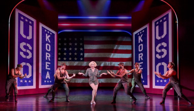 Robyn Hurder (Ivy Lynn) et le casting dans Smash, © Paul Kolnik