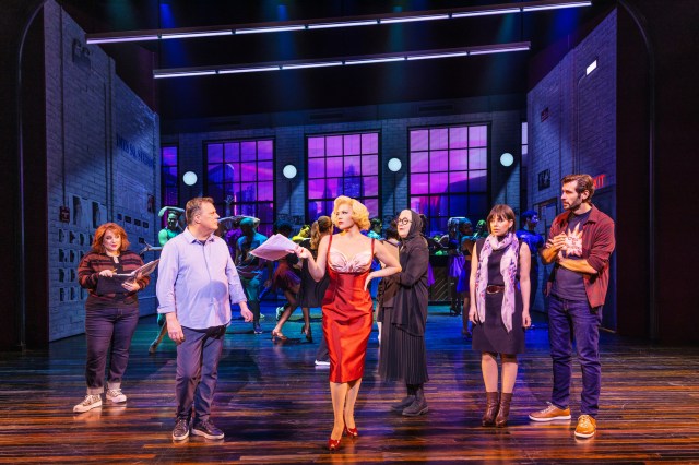 (de gauche à droite) Megan Kane (Holly), Brooks Ashmanskas (Nigel), Robyn Hurder (Ivy Lynn), Kristine Nielsen (Susan Proctor), Krysta Rodriguez (Tracy) et John Behlmann (Jerry) à Smash, © Matthew Murphy 