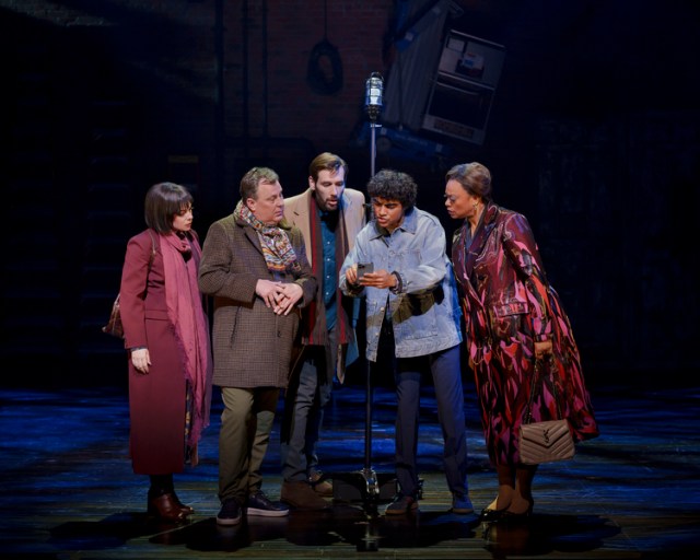 Krysta Rodriguez (Tracy), Brooks Ashmanskas (Nigel), John Behlmann (Jerry), Nicholas Matos (Scott) et Jacqueline B. Arnold (Anita) dans Smash, © Paul Kolnik