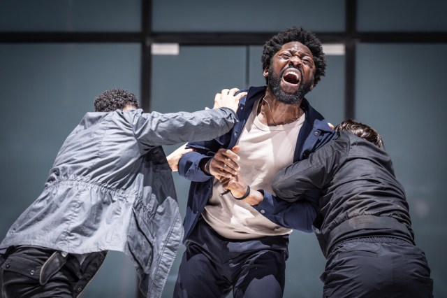 Jerone Marsh-Reid (Goth), Natey Jones (Aaron), Danny Collins (Goth) dans Titus Andronicus, © Marc Brenner