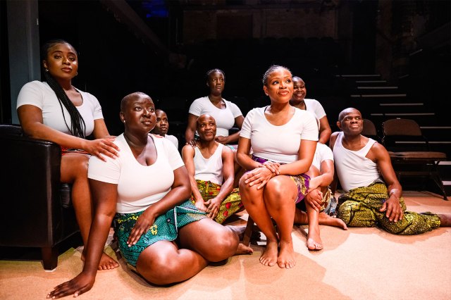 Un groupe d'acteurs s'est rassemblé sur scène.