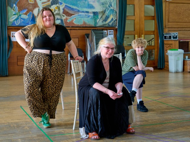 MND25 Reh 218 Molly Hewitt Richards, Felicity Montagu, Jem Rose